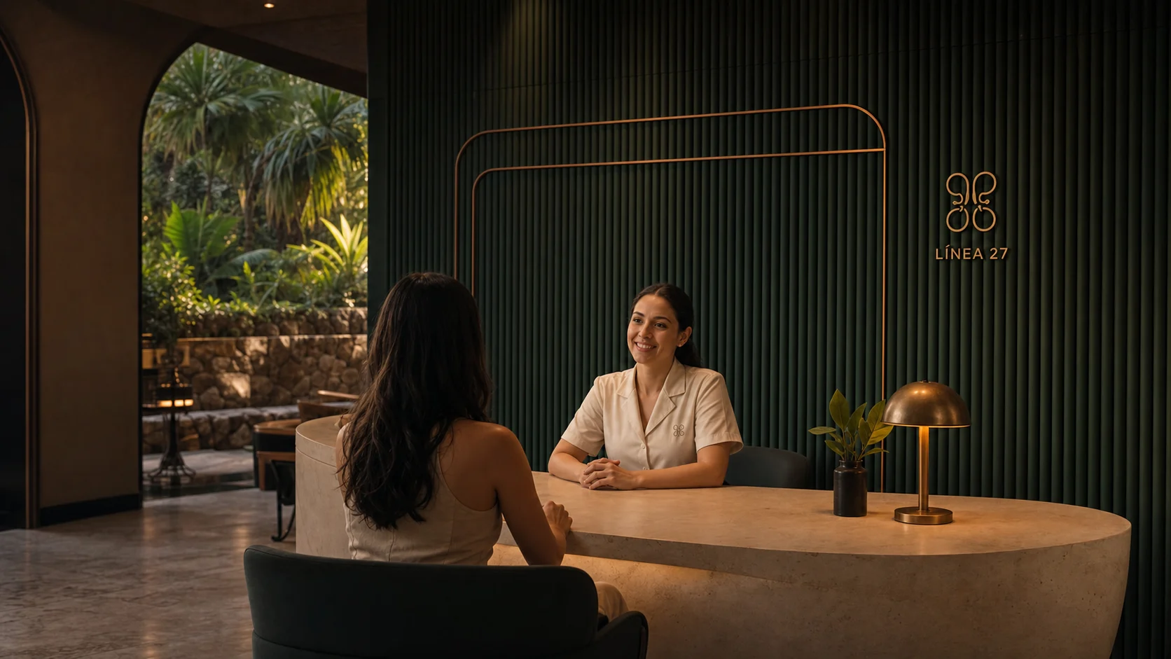 Conversación privada con concierge en un lounge tropical